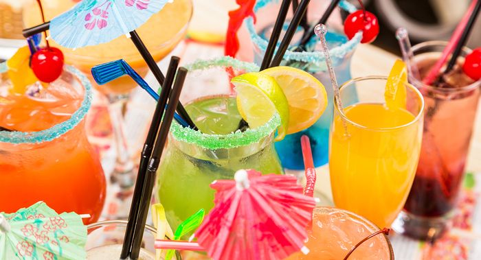 Serin kokteyller, renkli ve ferahlatıcı, yaz içeceği tarifleri ile bir yaz partisini organize etmek
