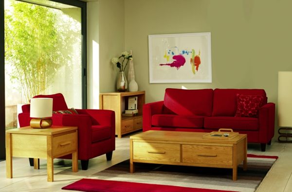 Stue satt opp - rød sofa og trebord