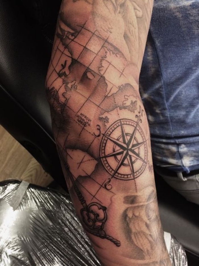 świat i świetny pomysł na kompas na bardzo piękny tatuaż kompasowy na rękę