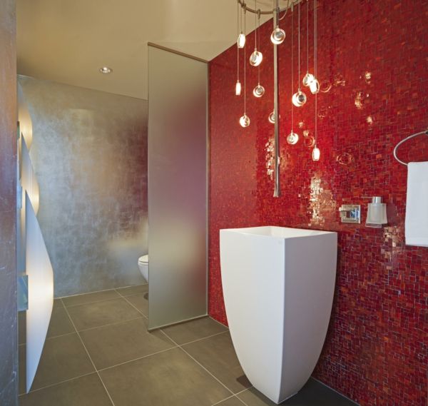 çağdaş banyo-kırmızı-cam-seramik duvar-and-banyo-lavabo-ve-musluk-so-cam paravan-ile-banyo-fayans-döşeme ile