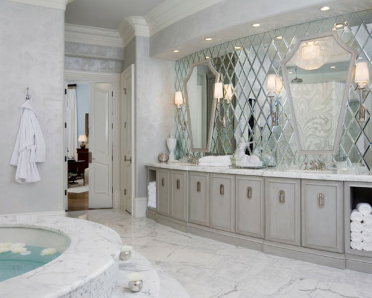 -Espelho de parede elegante-chic-moderno, novo-banheiro-in-white-especial-form-elegante