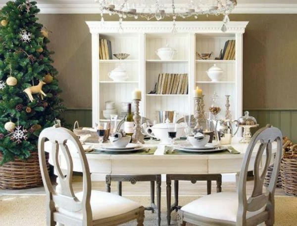 białe świąteczne dekoracje - elegancka jadalnia z dużym kredensem