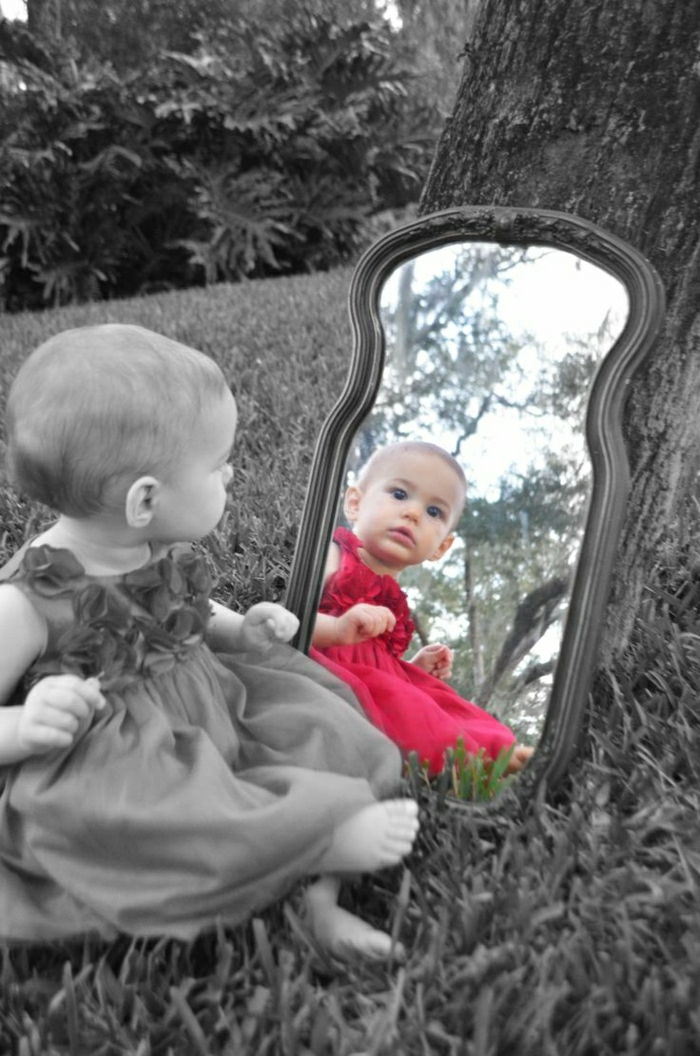 coola bilder baby svart och vitt färgat spegelreflektion