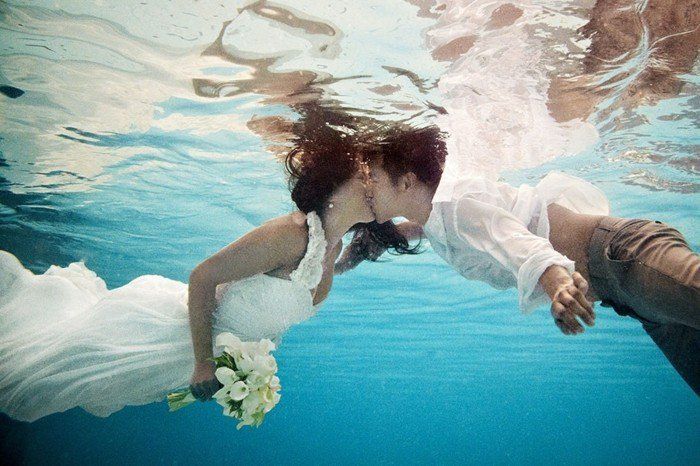 cool vestuvių nuotraukos idėjos bučinys pagal-the-Water
