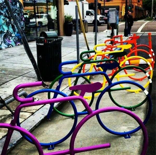 kul ideja-by-kolesom-stand-v-različnih barv-