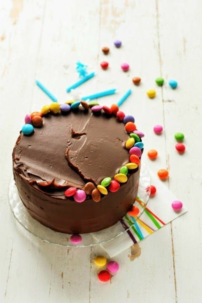 įdomi mintis-by-šokolado tortas dekoravimas-su-spalvinga saldainiai