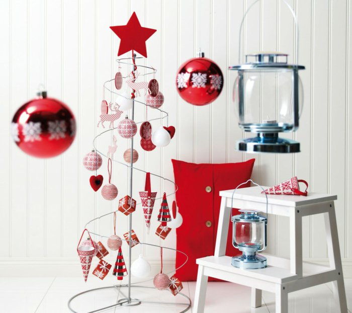 chladný-vianočný atraktívny vianočný strom červená guľa lucerny