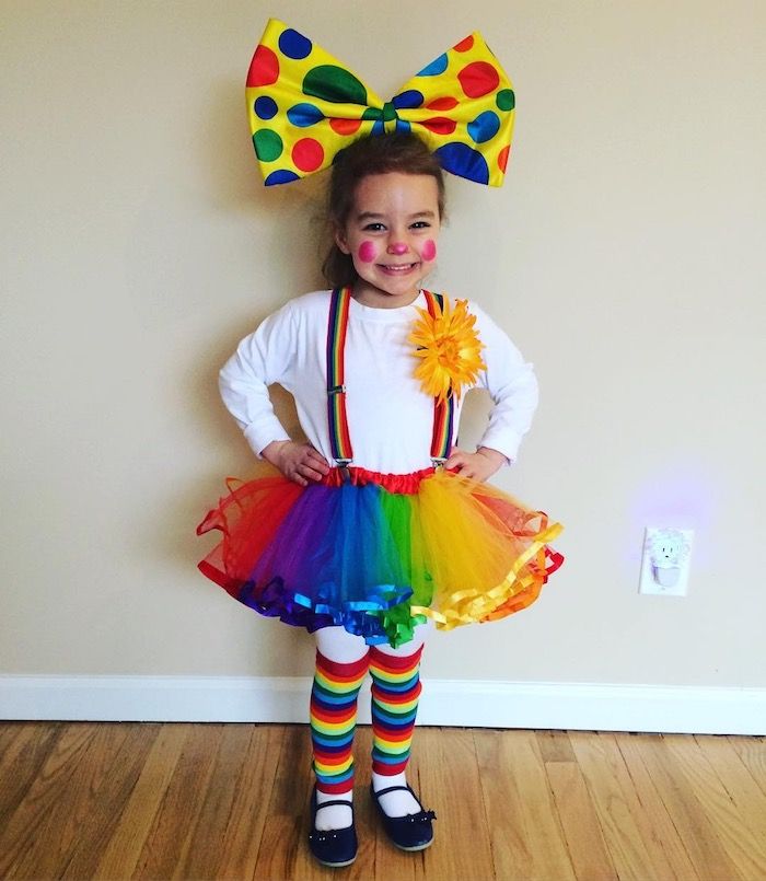 Costume de Halloween pentru copii - o fata de toate culorile deghizate de curcubeu