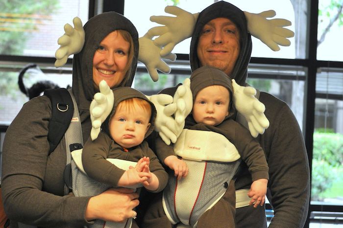 o familie cu gemeni, haine maro și mănuși ca niște coarne - simple costume de Halloween