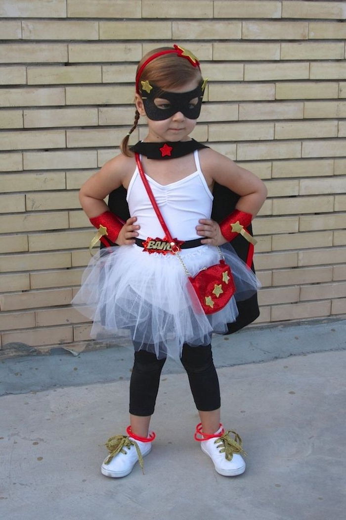 dekle z Superhero kostumom enostavno šivati ​​- kostumi za noč čarovnic za otroke