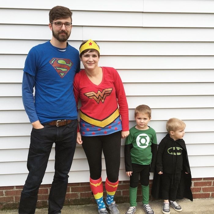 o familie de Superman, Wonder Woman Batman și Lanternul Verde - îmbrăcată pentru Halloween
