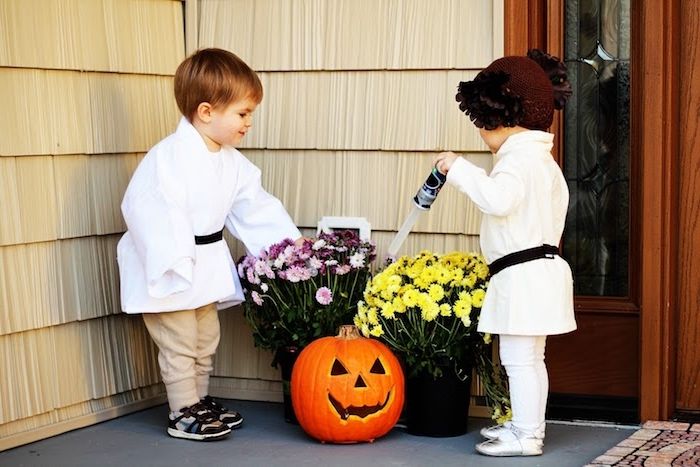 costume simple de Halloween - două gemeni ca gemenii Star Wars - Leia și Luke
