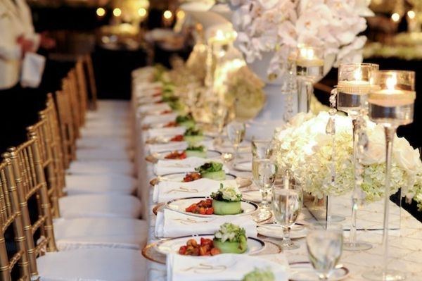 vestuvių dekoravimas stalui su daugeliu deko elementų