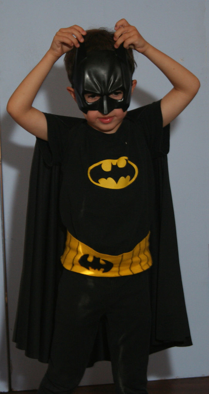 kostüm ve siyah bir maske ile küçük bir Batman - bir maske yapmak