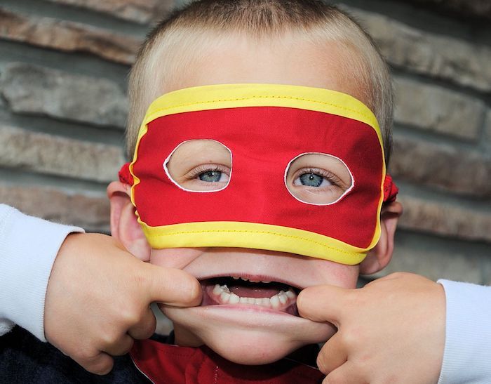 Superhero Cadılar Bayramı Maskesi - küçük bir çocuk Flash'a dönüşüyor