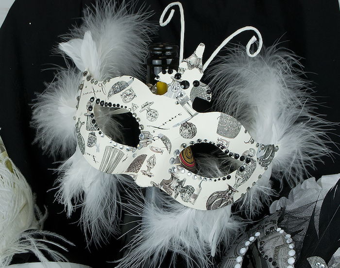 beyaz Cadılar Bayramı maskeleri, çizimler olarak beyaz kanatlı bir kelebek motifleri