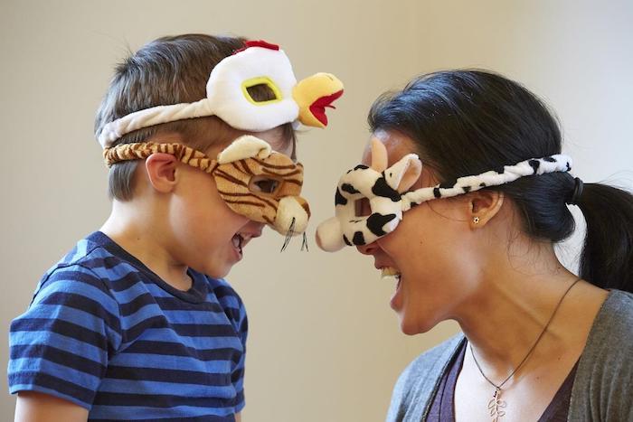 Bütün aile için Halloween maskeleri - kadının kendisi dikildiği maskeli anne ve oğul