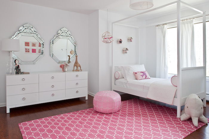 Paauglių kambario mergaitė paauglys kambario rausvos kiliminės dangos ir grindų pagalvėlės graži balta rožinė interjero