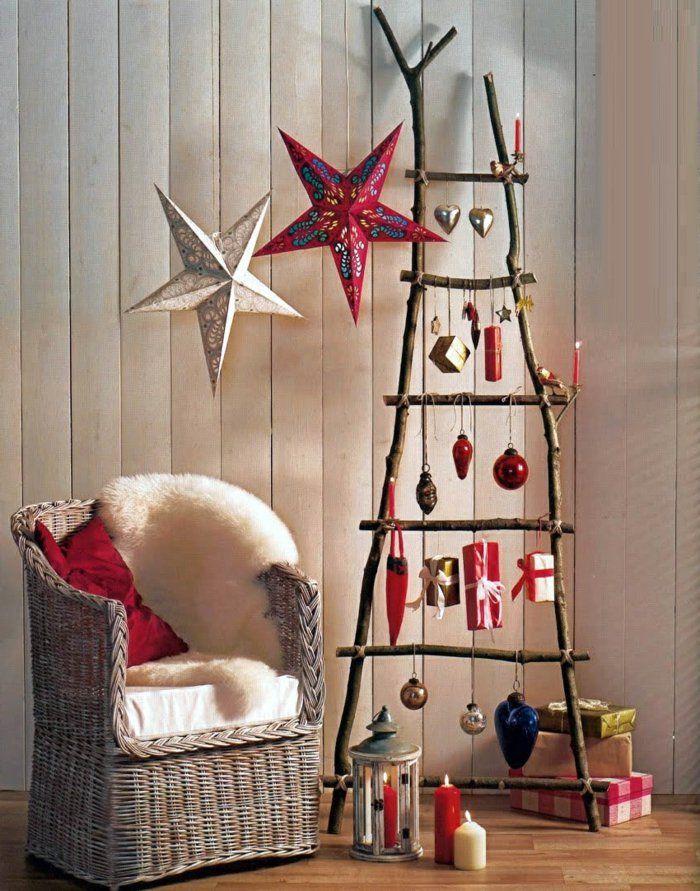 Cool-originálne-weihnachtsdeko-nápady-dekoratívne hviezda lampáš sviečky stoličky kože umelý jedľa šperky