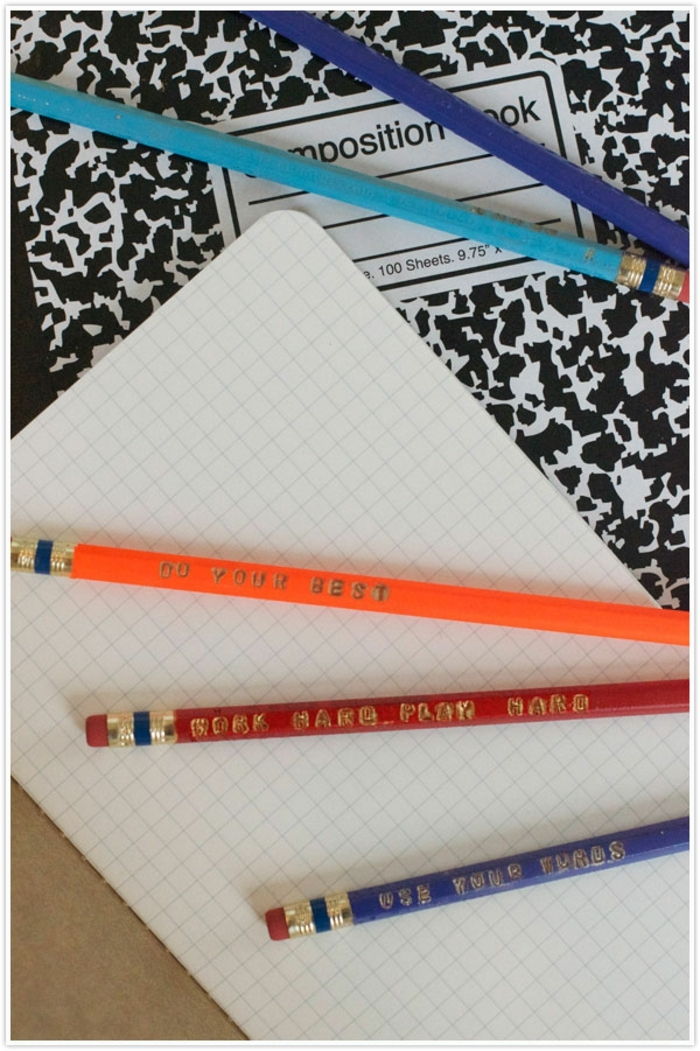 Faceți-vă cele mai bune lucruri pe un creion - decorați materialele școlare