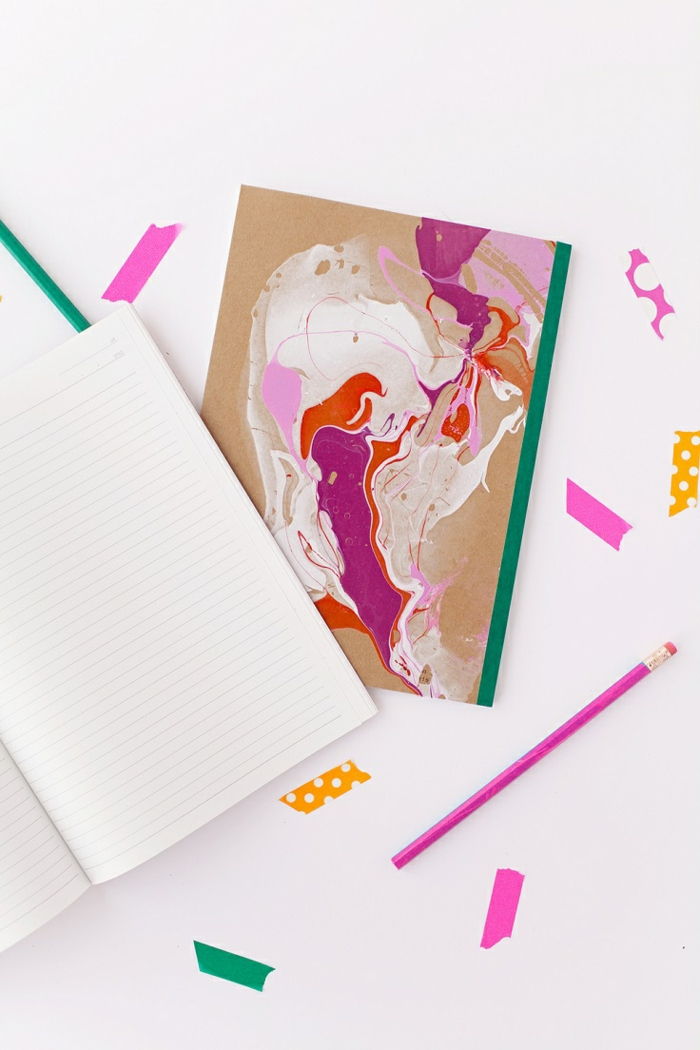 Artykuły szkolne - zeszyt i ołówek w jednym kolorze - różowa ozdoba z lakierem do paznokci