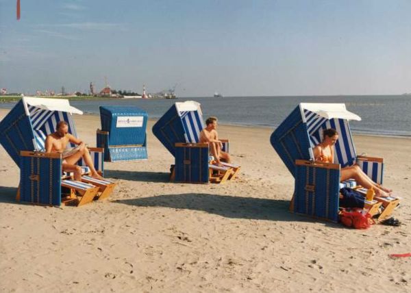 cool-single-beach-baskets-nice-weather - as pessoas se divertem