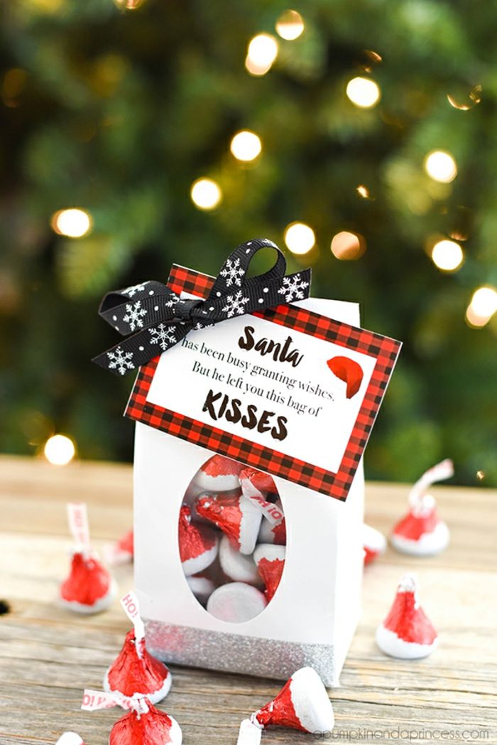 Dovanų saldainiai su asmenine Kalėdų etikete, juodos juostos su baltomis snaigėmis