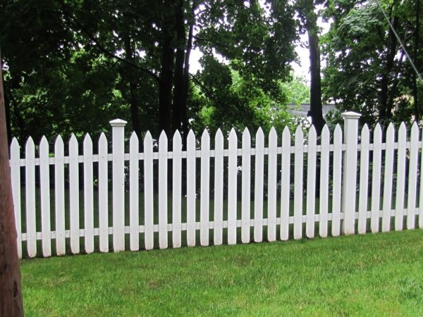 Pohode Drevený plot na bielom dizajne exteriéru