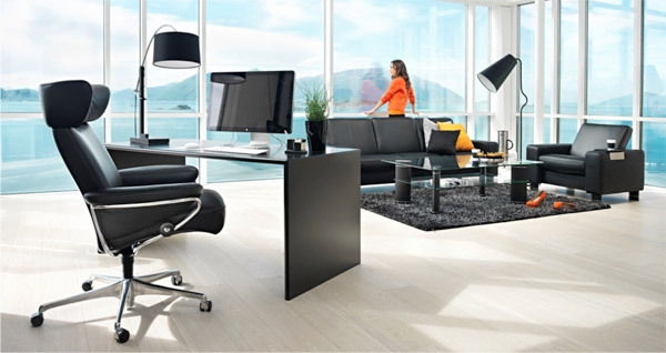 Kjølig stressløs kontorstol i det super store rommet med glassvegger