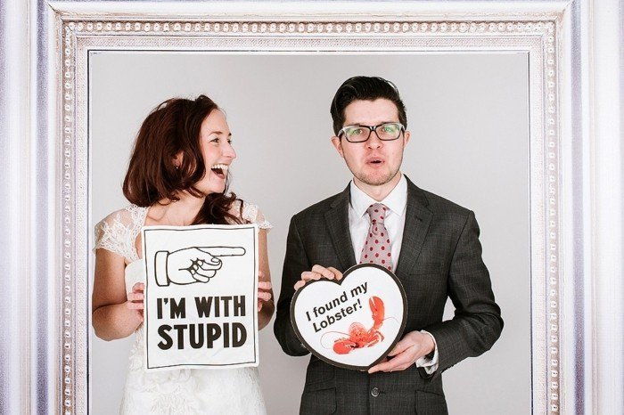 kietas vestuvių foto Vestuvių pora-su-juokingi-užrašais