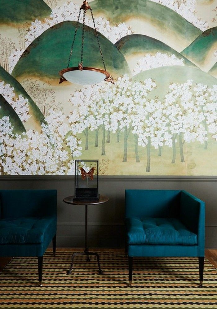 chladný interiér-vintage koberec krásne kreslo prirodzene vyzerajúce-tapeta vzor lúka bielymi kvetmi