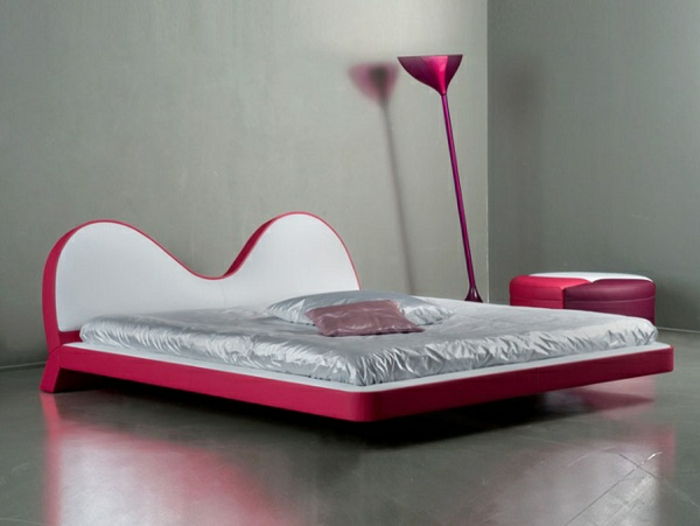 rece pat roz-un-lampă