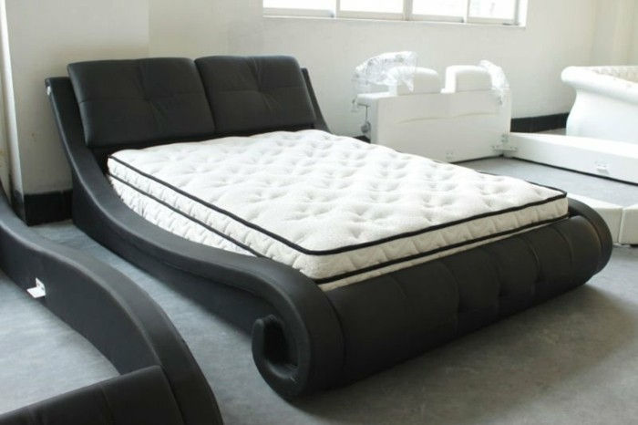 sval bed-black-bed-and-white