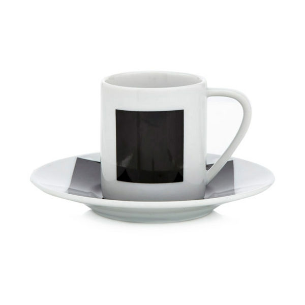 kult-design-of-espressotasse-hvitt og sort farge-bakgrunn