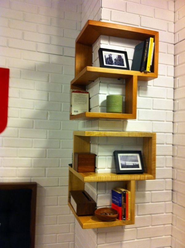 cool-corner-shelf bilder och böcker på den