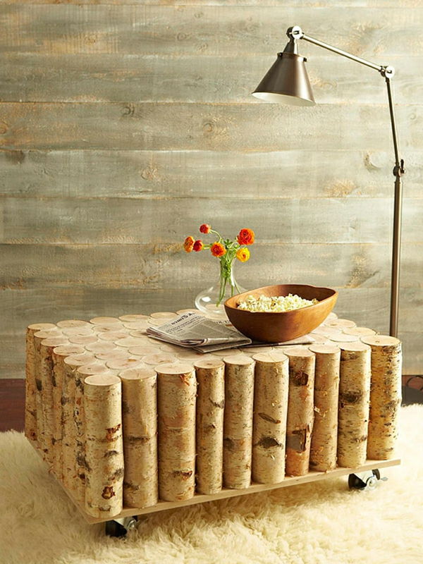 foto van DIY houten tafel en decoratieve bloemen