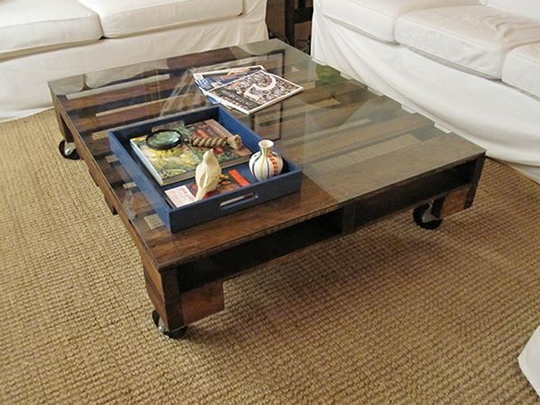 Sklenený stôl s drevenými doskami