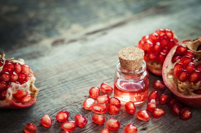Gör ögonkräm själv: essentiell granatäpplefröolja, små bitar granatäpple