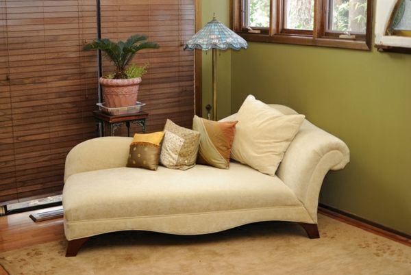 kreminės baltos Longchair-kėdė, gyvenamasis kambarys ir jaukus miegamasis