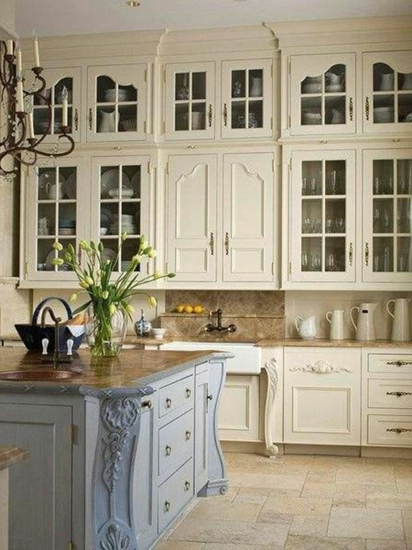 krämig vit färg vintage köksmöbler köksdesign praxis