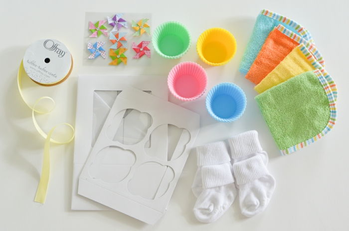 Izdelava piškotov iz baby nogavic, barvite torbice in rumeni trak, materiali za DIY projekt