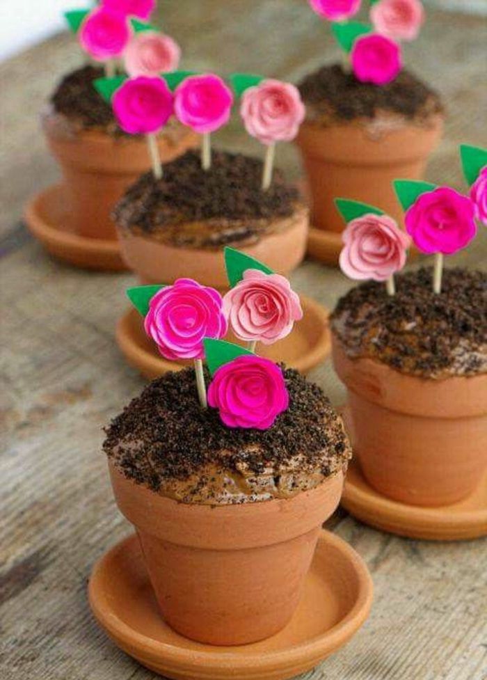 malé cupcakes kvetináče s ružovými kvetmi