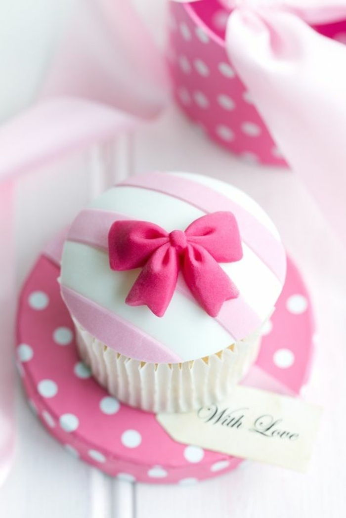 Decorați cupcake cu fondant în roz și alb, cu o măcinare mică