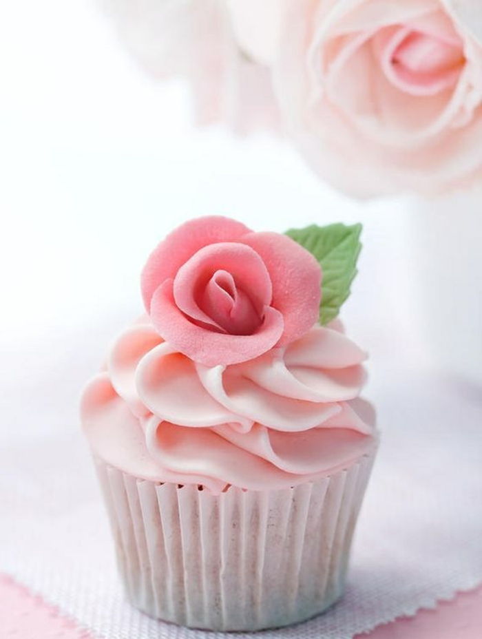 herlig cupcake med rose av fondant og peppermynte