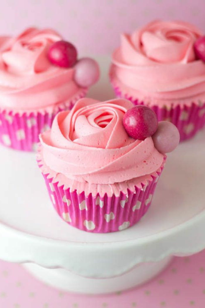 Cupcakes zdobia ružovým krémom a sladkosti