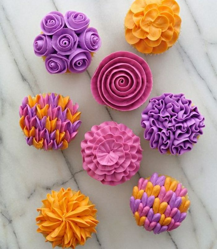 Cupcakes dekorert med krem ​​i forskjellige farger