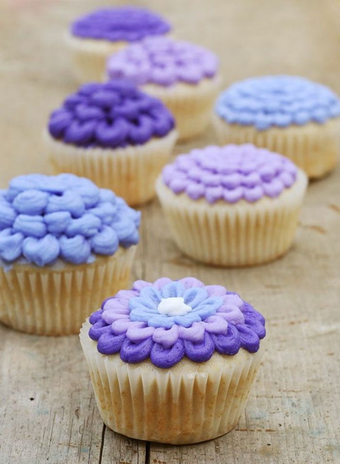 dekoriranje kolačev - cvetje vijolične kreme