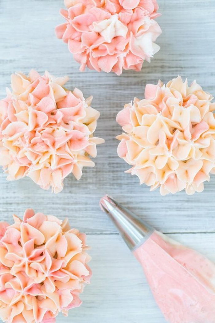 Flott cupcake dekorasjon med små blomster av rosa krem