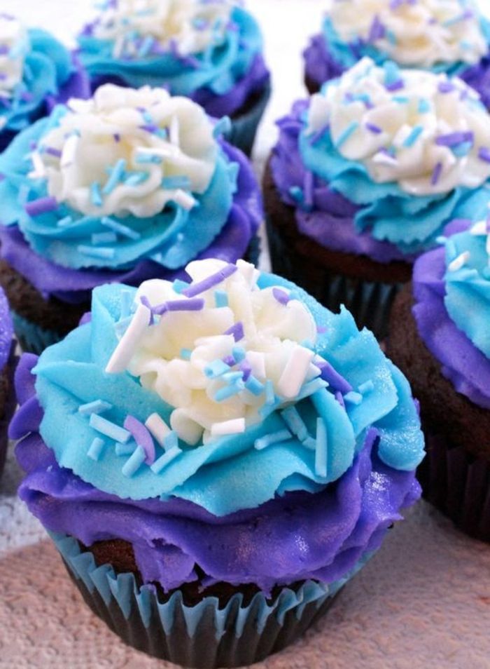 Dekorer muffins med krem ​​i hvitt, blått og lilla