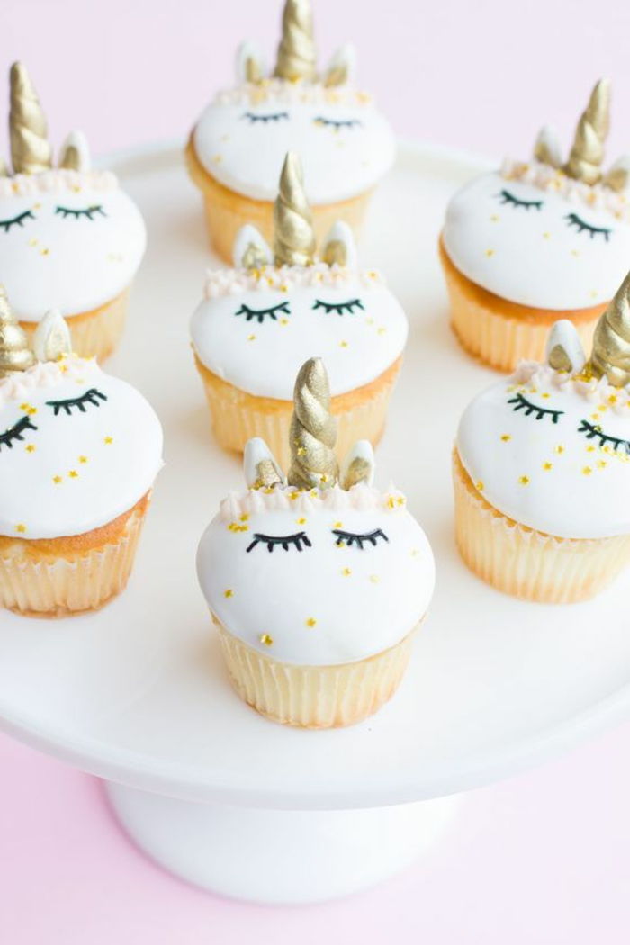 dekorere cupcakes som små enhjørninger fra fondant